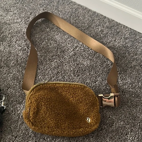 black fuzzy lululemon belt bag Everywhere *Fleece *Plush *Mesh *Corduroy Everywhere Belt Bag 1L *Fleece